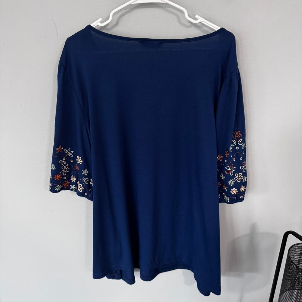 BloomChic Blue 3/4 Sleeve Top w/ Floral Embroidery Women's Plus Size 22 - 24 - Picture 2 of 6